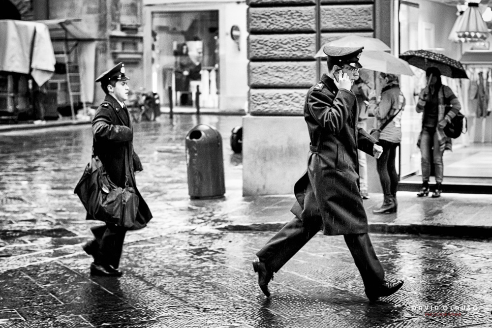 militari, pioggia, firenze, street photography