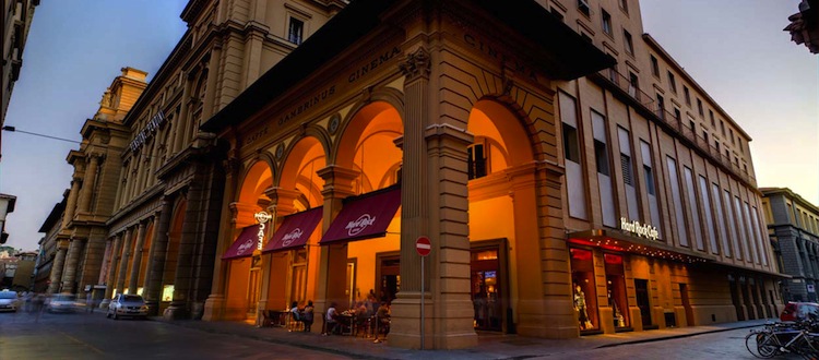 Hard Rock Cafe di Firenze, un angolo di America sotto i portici di Piazza della Repubblica a Firenze. Buona musica, straordinari Hamburger e divertimento