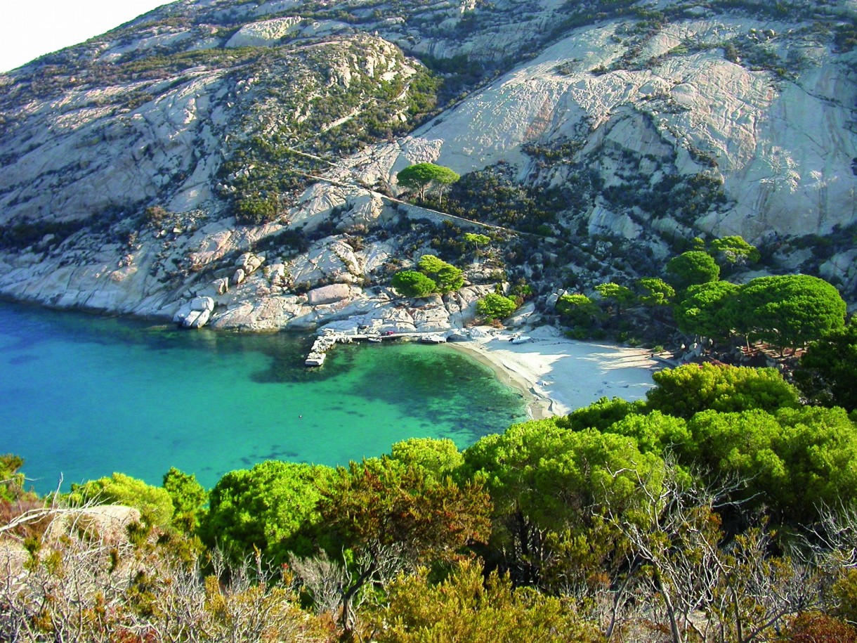 E' possibile visitare l'Isola di Montecristo, riserva biogenetica della Toscana, solo con minicrociere organizzate e accompagnati dall'Autorità Forestale