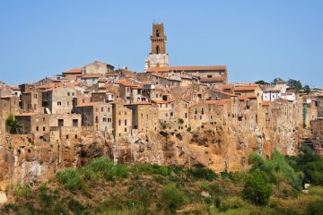 Sovana è una delle tre Città del Tufo della Toscana e insieme a Pitigliano e Sorano, è la sede dell'importante Parco Archeologico delle Città del Tufo
