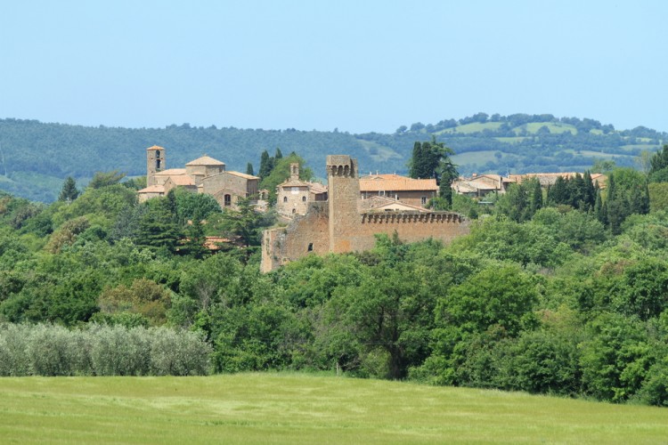 Sovana è una delle tre Città del Tufo della Toscana e insieme a Pitigliano e Sorano, è la sede dell'importante Parco Archeologico delle Città del Tufo