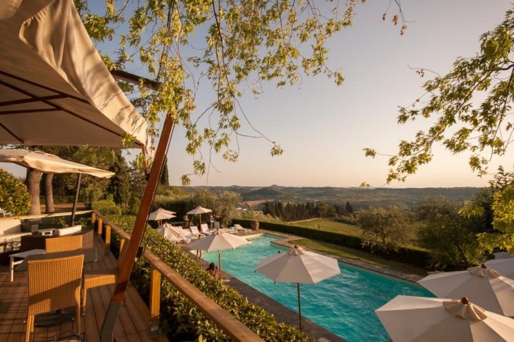 Il Country Resort Luxury Toscana Villa I Barronci ha una piscina con vista sul Chianti e una zona SPA per trattamenti di bellezza e relax