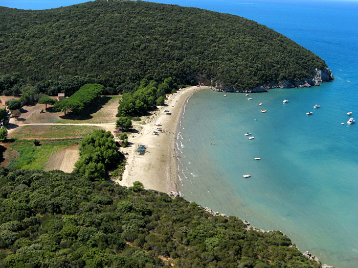 Cala di Forno è una delle 6 spiagge più belle della Toscana, luoghi ideali dove trascorrere un weekend o le vacanze estive
