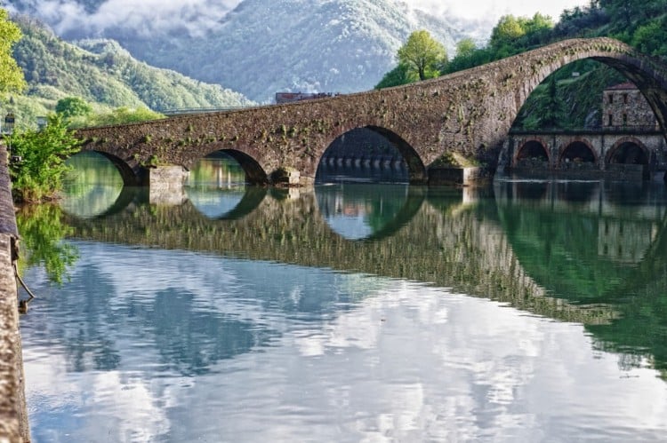 Il Ponte del Diavolo si trova a Borgo a Mozzano (LU). Vi raccontiamo qui tutti i segreti e le leggende che da secoli si raccontano su questo famoso ponte.
