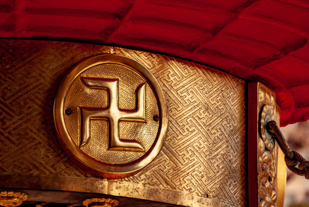 La svastica è un antico simbolo appartenente alla religione induista