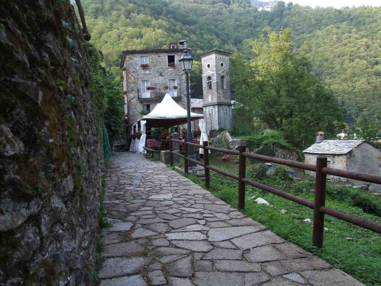 L'Antico Borgo Isola Santa è un bellissimo B&B in Garfagnana (LU), Toscana,costruito in un borgo medievale su un lago