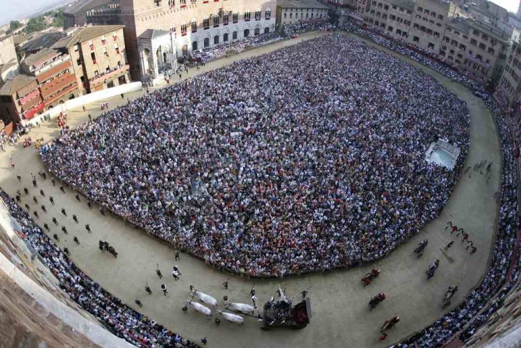 Piazza del Campo ripresa dall'alto durante il Palio di Siena