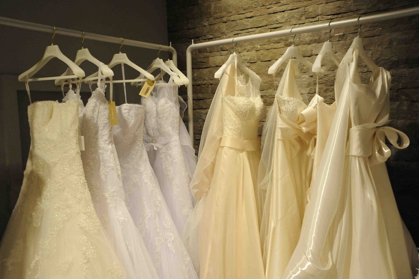 Viva al Sposa é il negozio di abiti da sposa a Siena di Ilaria e Camilla. Offre noleggio e wedding coach, la consulenza per la sposa a 360°