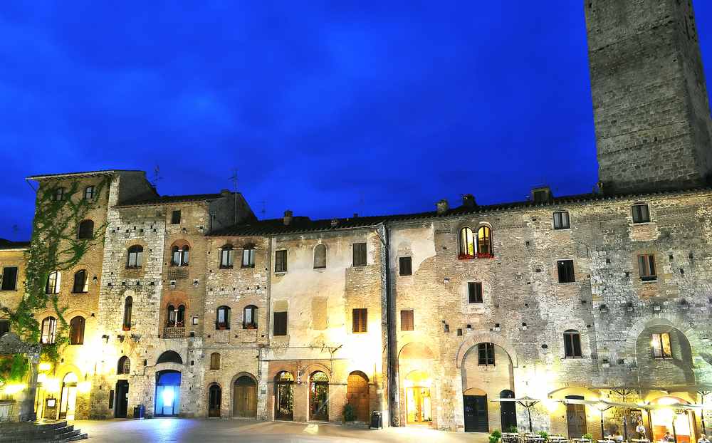 San Gimignano è famosa per le torri,ma in realtà offre molto di più al viaggiatore attento:giardini nascosti,antiche cantine,la mostra fotografica di Erwitt