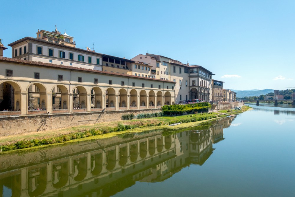 Il Corridoio Vasariano visto da Ponte Vecchio con riflesso sull'Arno