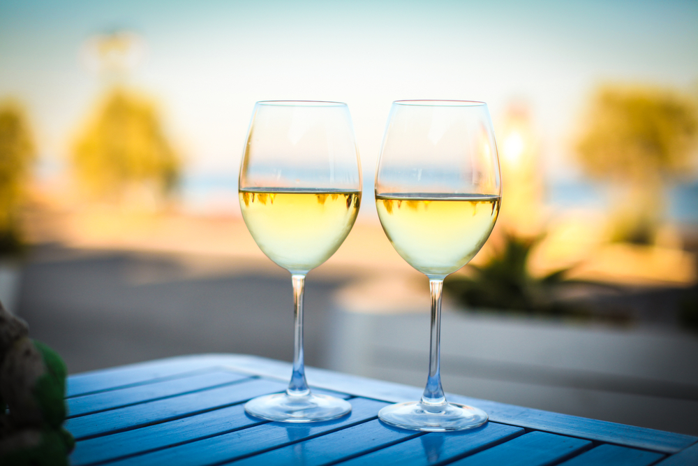 Due bicchieri di vini bianchi Montecarlo DOC