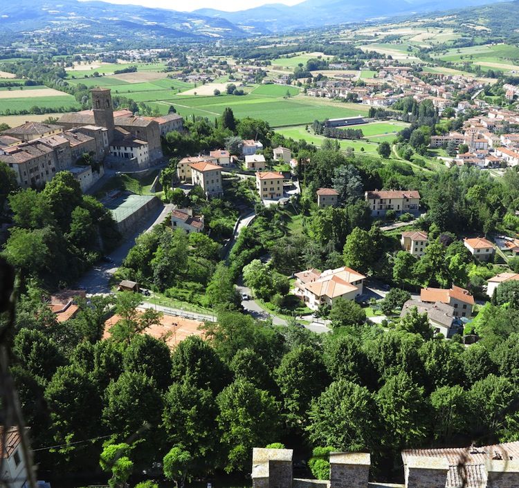 Il Golf Club Casentino di Poppi (Arezzo) amplia il percorso arrivando a 14 buche : oggi è in grado di ospitare fino a 80 giocatori
