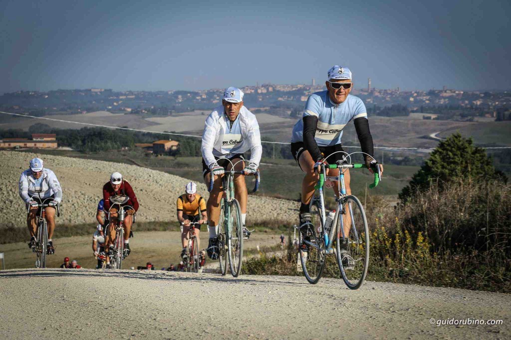 L'Eroica, la manifestazione sportiva che vede bici d'epoca e partecipanti col panciotti pedalare per il Chianti