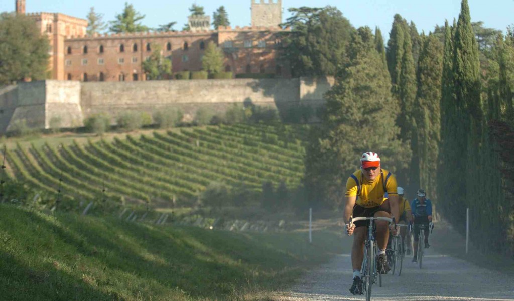 L'Eroica, la manifestazione sportiva che vede bici d'epoca e partecipanti col panciotti pedalare per il Chianti