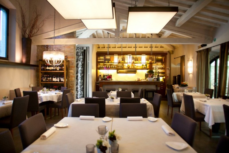 Il ristorante "Le Tre Lune" a Calenzano, Firenze, è stato selezionato come miglior ristorante emergente dalla guida dell'Espresso