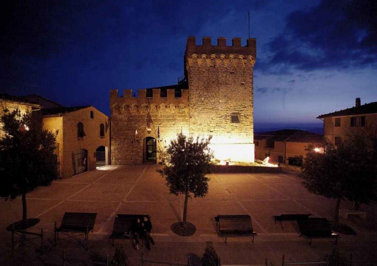 Casole d'Elsa è un borgo medievale ,al confine tra Firenze e Siena, ricco di arte ed eventi suggestivi