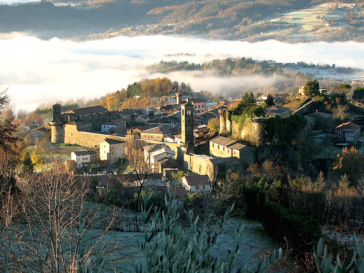 Castiglione di Garfagnana è uno dei 23 Borghi più belli d'Italia della Toscana. Al confine con l'Emilia è una cittadella medievale intatta.