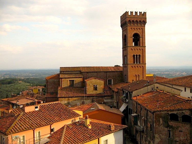 Anche in Toscana esiste un piccolo borgo che si chiama Montecarlo, in provincia di Lucca