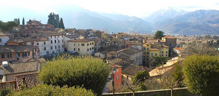 In provincia di Lucca si trovano moklti borghi toscani circondati dalle montagne