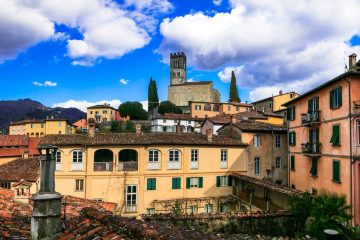 Castiglione di Garfagnana è uno dei 23 Borghi più belli d'Italia della Toscana. Al confine con l'Emilia è una cittadella medievale intatta.