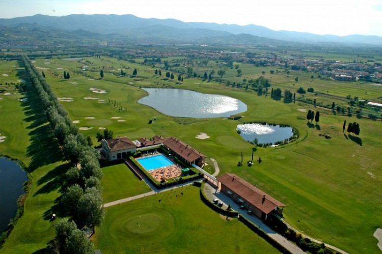 Il Golf Club Pavoniere, 18 buche, uno dei campi da golf più della Toscana, disegnato da Arnold Palmer, si trova in provincia di Prato a pochi km da Firenze