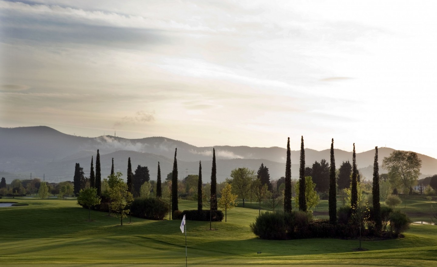 Il Golf Club Pavoniere, 18 buche, uno dei campi da golf più della Toscana, disegnato da Arnold Palmer, si trova in provincia di Prato a pochi km da Firenze