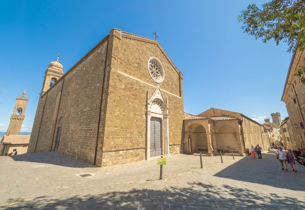 Il borgo di Montalcino e la sua Chiesa