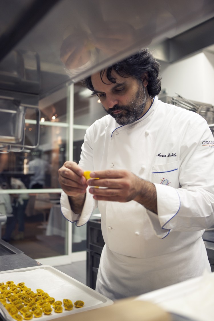 Lo chef Marco Stabile, una stella Michelin è il responsabile del ristorante stellato Ora d'Aria a Firenze, in via dei Georgofili