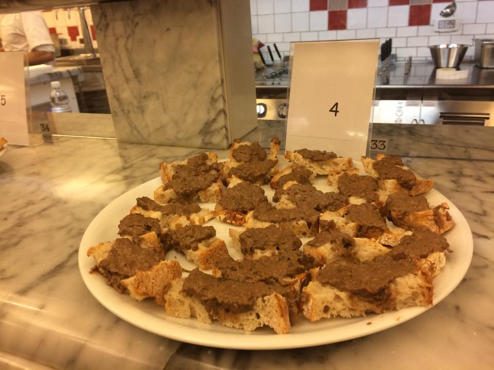 Dieci ristoranti fiorentini hanno accettato la sfida da Eataly per il miglior crostino toscano di fegatini, uno dei piatti tipici della tradizione toscana.