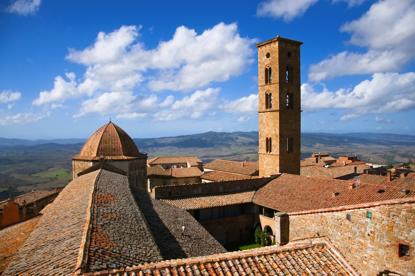Volterra, in etrusco Velàthri, è una delle più importanti città etrusche toscane.In provincia di Pisa è un luogo ideale dove trascorre un weekend in Toscana