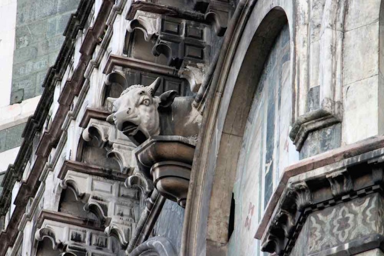 Alla scoperta della Firenze nascosta: dalla testa di toro sulla facciata del Duomo, all' autoritratto di Michelangelo scolpito sul muro di Palazzo Signoria