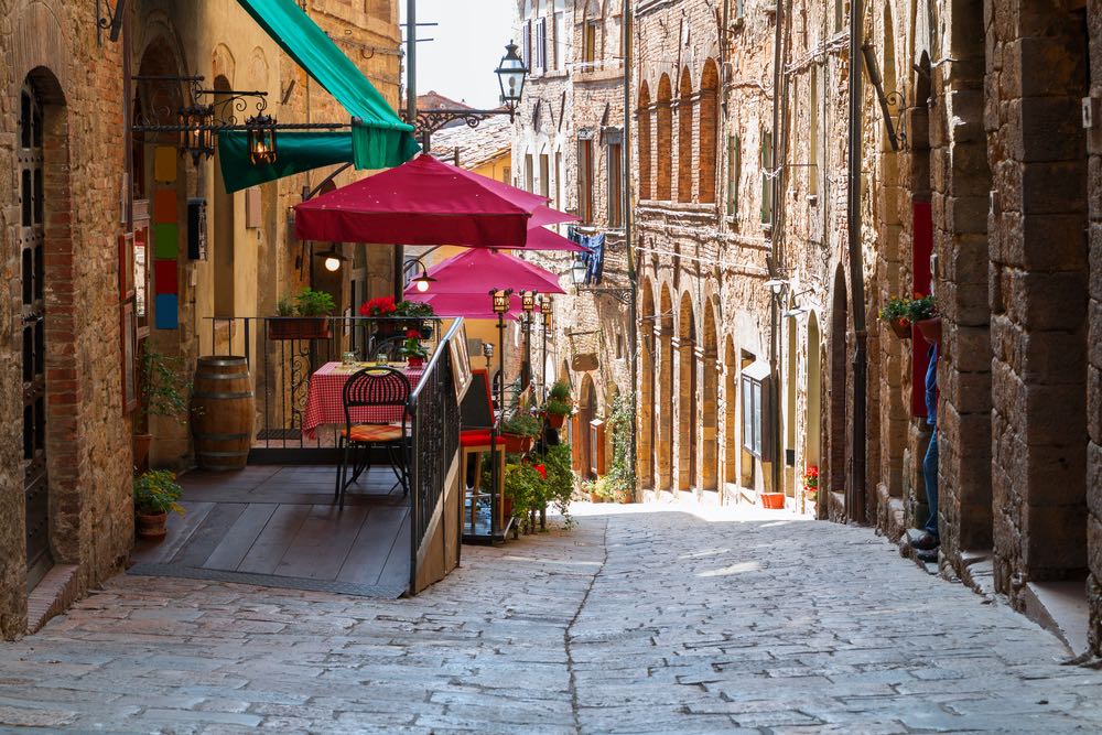 Strada nel borgo toscano di Volterra