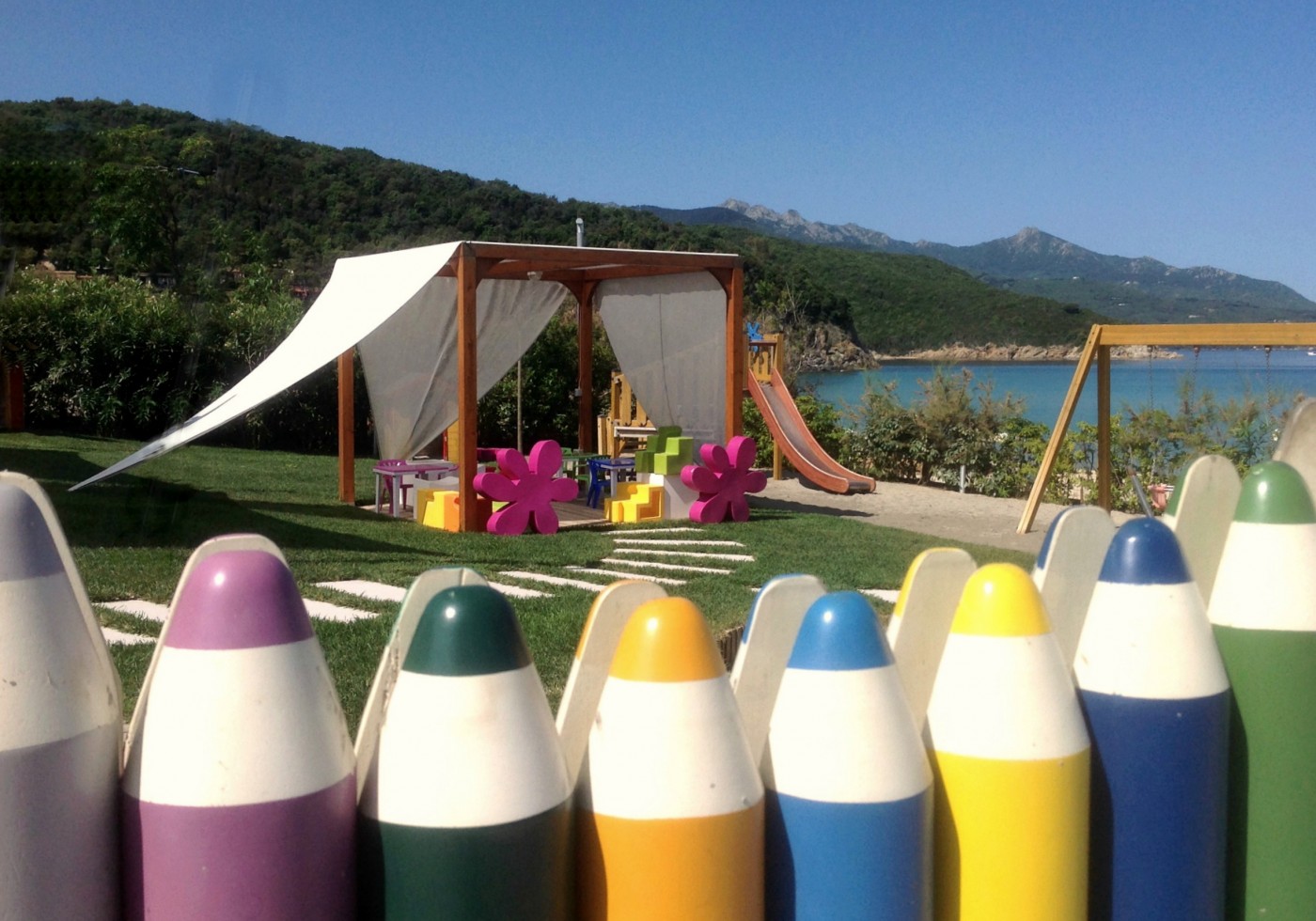 Il Baia Bianca Suites dell' Isola d'Elba, in Toscana è la vacanza perfetta per i bambini, grazie a Kids club, piscina riscaldata, spiaggia bianca, kids menu