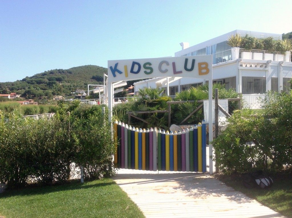 Il Baia Bianca Suites dell' Isola d'Elba, in Toscana è la vacanza perfetta per i bambini, grazie a Kidsclub, piscina riscaldata, spiaggia bianca, kidsmenu