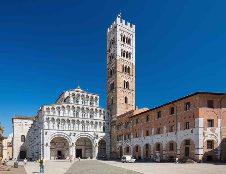 Il Duomo di Lucca è la più antica basilica della Toscana. Struttura di pregio architettonico, racchiude opere d'arte e un misterioso labirinto.