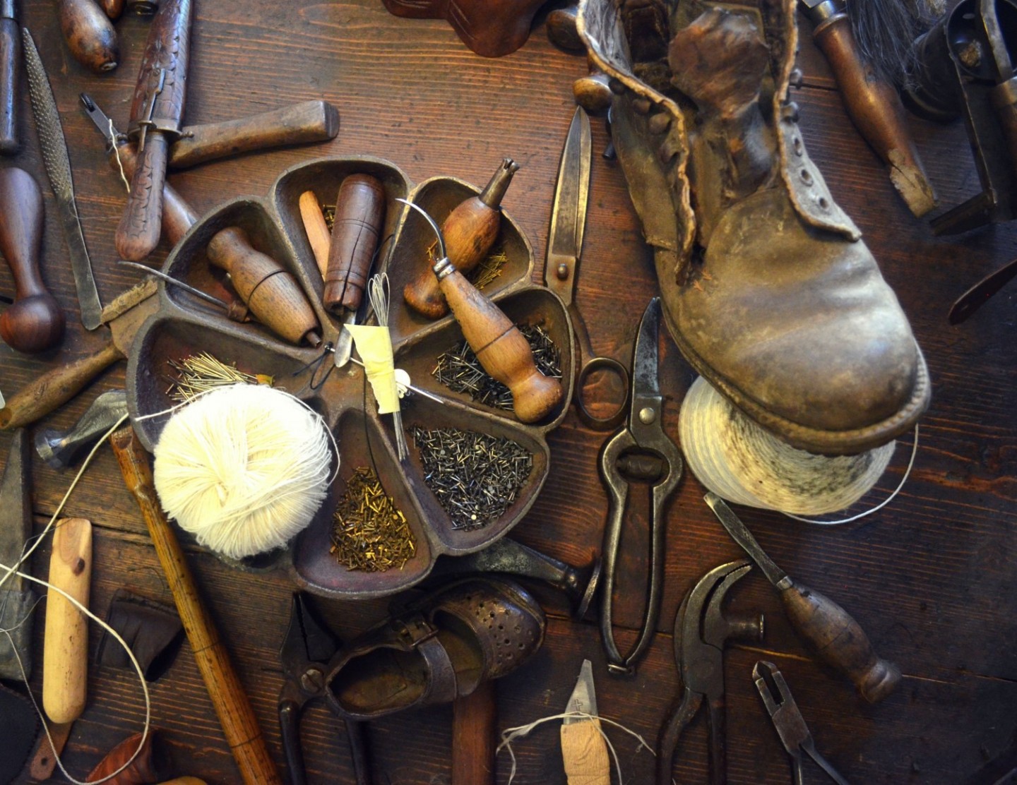 Lucio Picone realizza scarpe fatte a mano 100% made in Tuscany. Nella sua bottega di Monsummano Terme (PT) vengono realizzare scarpe e cinture di eccellenza