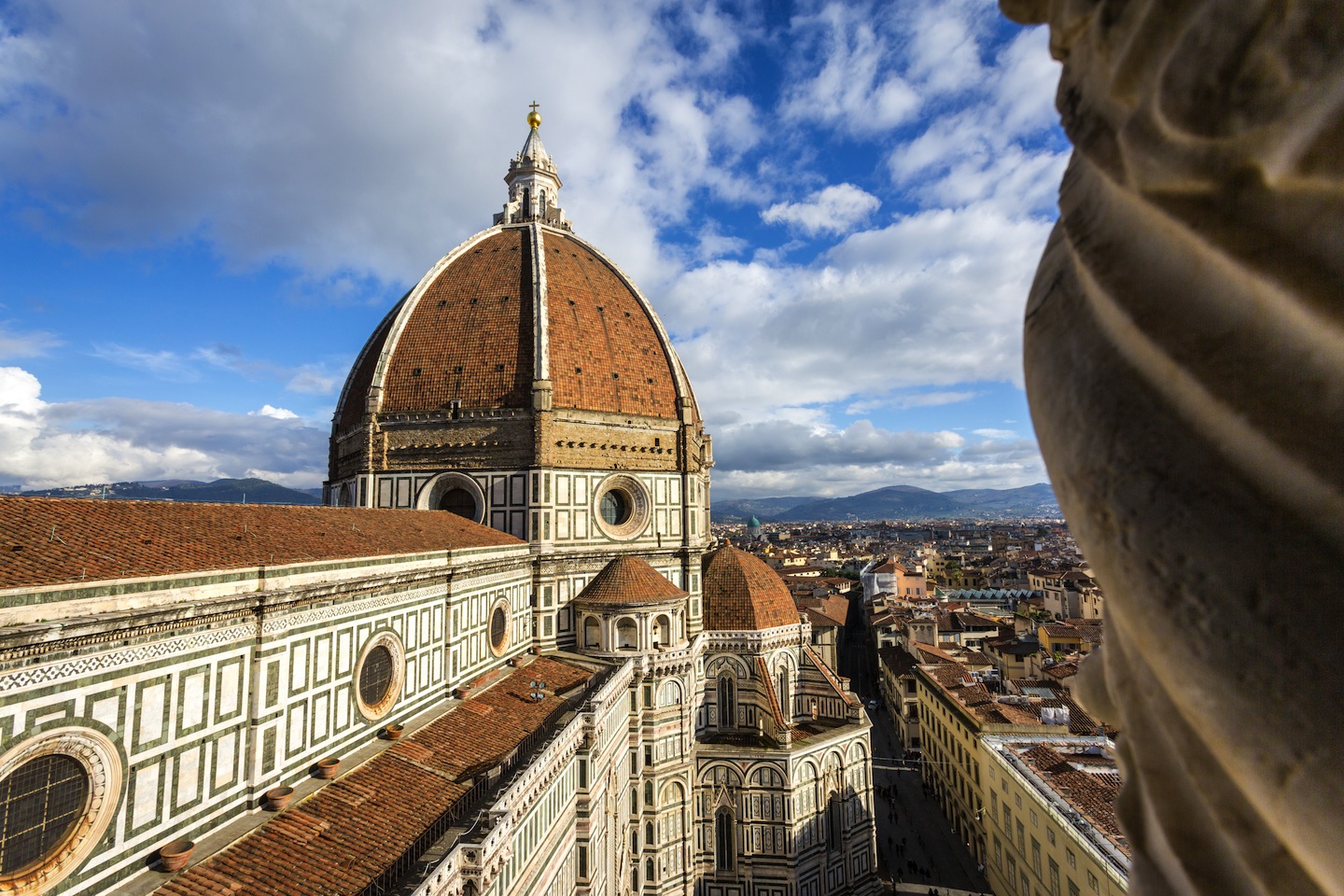 La Cupola del Duomo di Firenze ad opera di Filippo Brunelleschi è la più grande cupola in muratura del mondo. La sua storia racconta aneddoti e curiosità