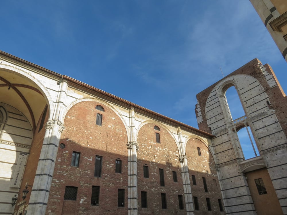 Il Duomo di Siena è uno dei capolavori dell'arte gotica toscana. Il suo spetaccolare pavimento sarà visibile, in occasione di Expo, dal 01/07 al 27/10/2015