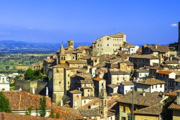 Anghiari è uno dei borghi più belli di Italia: al confine con l'Umbria, domina la Val Tiberina ed è uno degli scenari più famosi della storia di Italia