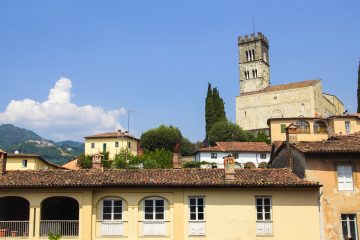 Barga si trova in Garfagnana sulle pendici delle Apuane: è tra i borghi più belli di Italia, è certificato Cittàslow e bandiera arancione del Touring Club