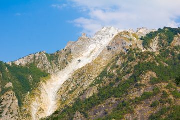 La Grotta del Vento si trova in Garfagnana, Toscana. Nel cuore delle Alpi Apuane un luogo, dove i fenomeni carsici hanno creato vere e proprie opere d'arte.