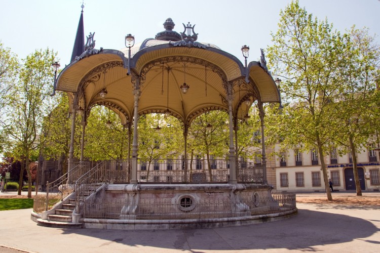 Dijon è la capitale della Borgogna in Francia, una terra ricca di storia, cultura, arte e prodotti tipici, tra cui il vino e la famosa Senape di Dijon