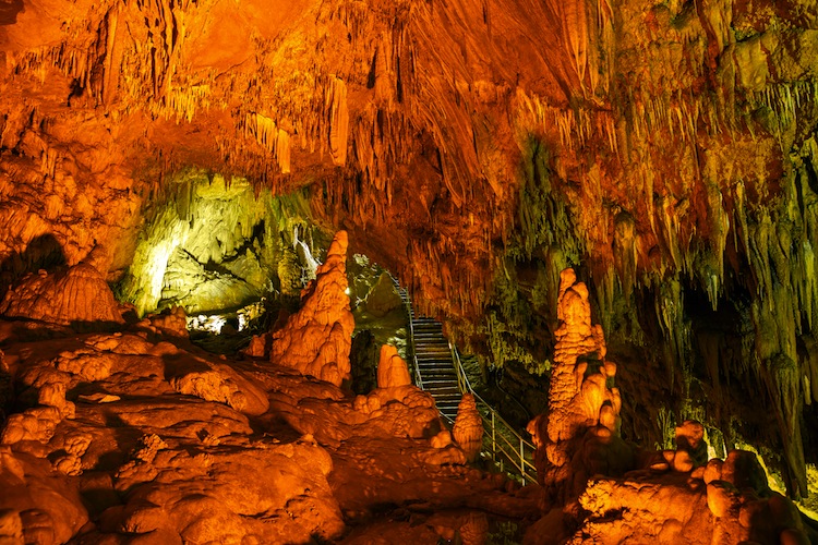 La Grotta del Vento si trova in Garfagnana, Toscana. Nel cuore delle Alpi Apuane un luogo, dove i fenomeni carsici hanno creato vere e proprie opere d'arte.