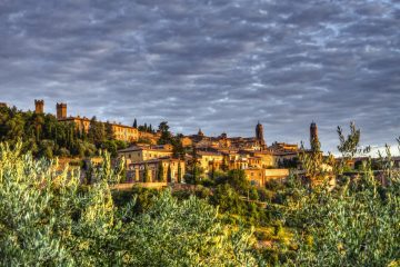 Montalcino è un borgo della Val d'Orcia, Siena, che, oltre al famoso Brunello, offre antichi palazzi e caratteristiche vie, ideali per un weekend in Toscana.