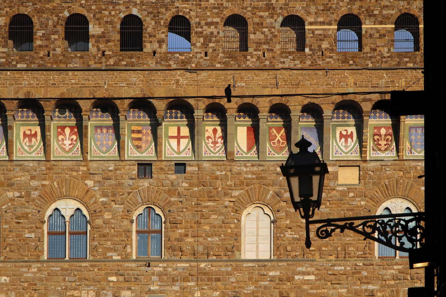 Antichi stemmi sul cornicione di Palazzo Vecchio a Firenze