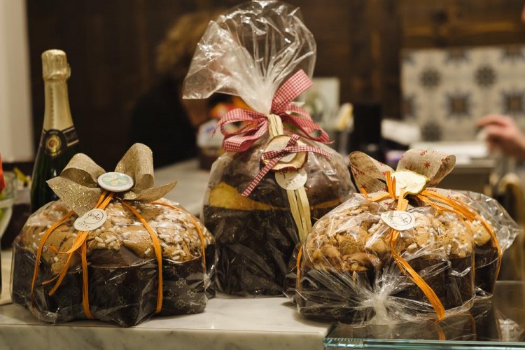 Al Forno Garbo di Firenze trovi i tradizionali dolci di Natale: panettone artigianale, pandoro, torrone, ricciarelli,panforte e ceste regalo ricche di bontà