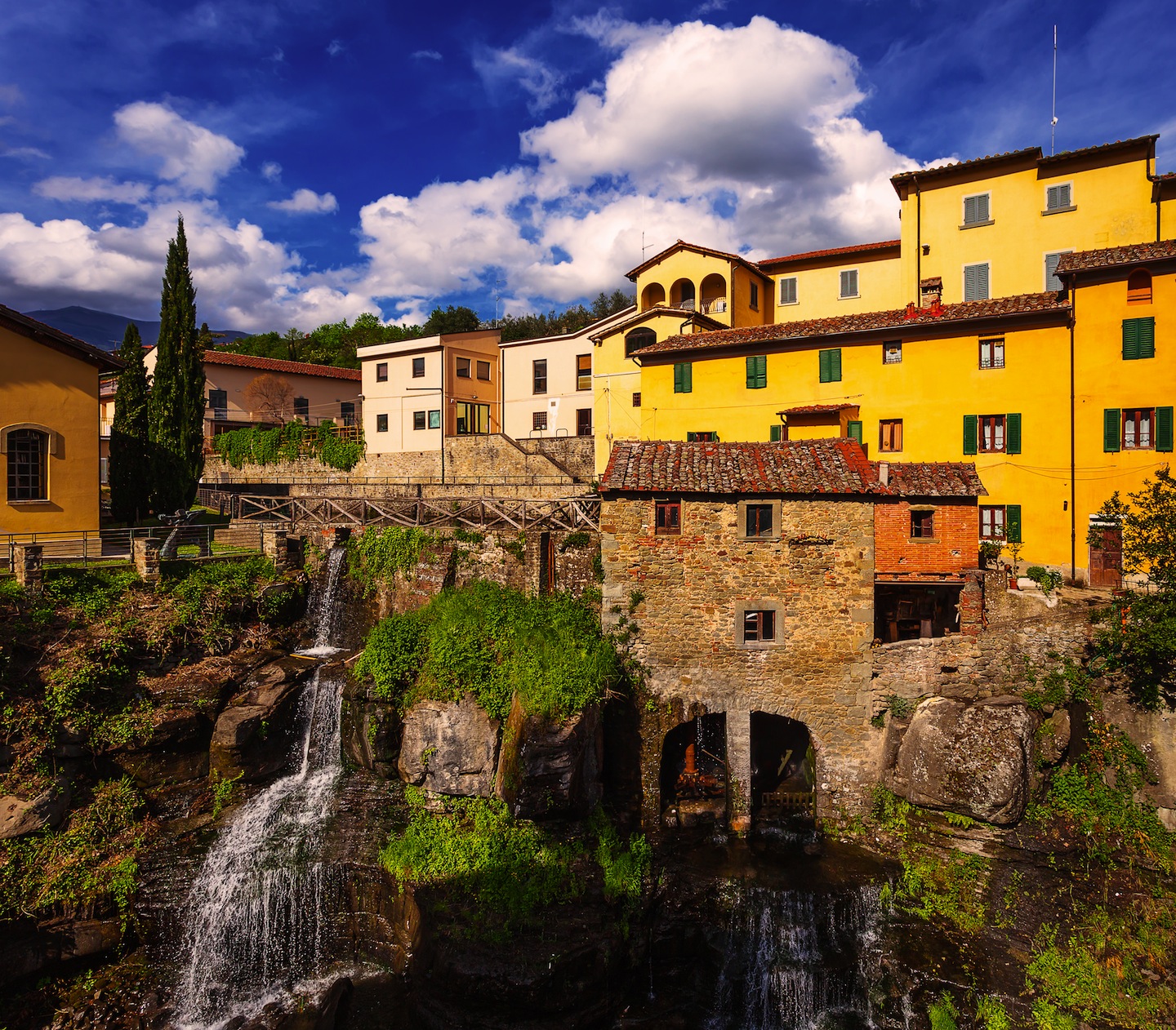 Loro Ciuffenna, in Toscana, è uno dei borghi più belli di Italia. Ai piedi del Pratomagno e vicino al Valdarno, è famoso per le coltivazioni di fagiolo zolfino