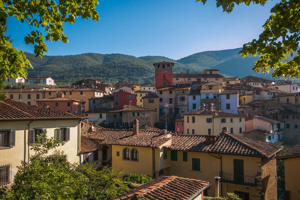 Vista sul borgo toscano di Loro Ciuffenna con in lontananza il grande massiccio del Pratomagno.