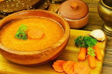 Vellutata di carote allo zenzero: una ricetta rapida, sfiziosa e sana. Scopri inoltre la differenza tra la preparazione di zuppe, minestre, vellutate