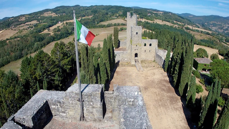 Il Castello di Romena in Casentino, fondato dagli Etruschi, che ispirò Dante e D'Annunzio ospita oggi il Museo Archeologico delle Armi.